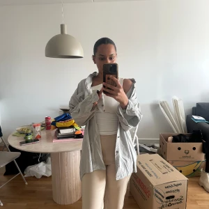 Grå skjorta  - - helt oanvänd - jätte najs att ha över en bikini men även under kallare månader  