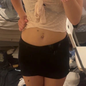 Svart tight minikjol - Enkel och stilren svart minikjol med tight passform. Kjolen är kort och sitter snyggt på höften, perfekt att matcha med crop tops eller oversized tröjor. Materialet känns mjukt och följsamt mot kroppen och är ribbad!. Vet ej storleken då jag har klippt bort lappen tidigare! Men den är från Cubus! 