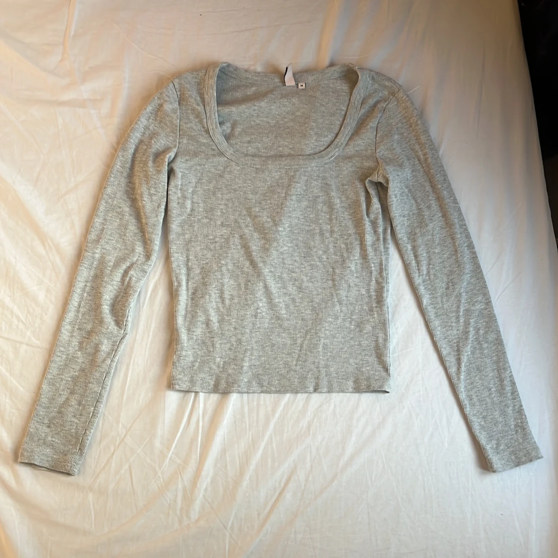 Ljusgrå ribbad topp från Nelly