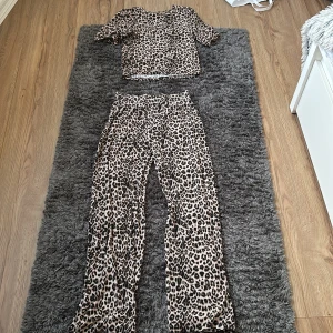 Leopardmönstrat sett  - Säljer ett mjukissett. Perfekta en mysig hemma kväll. 