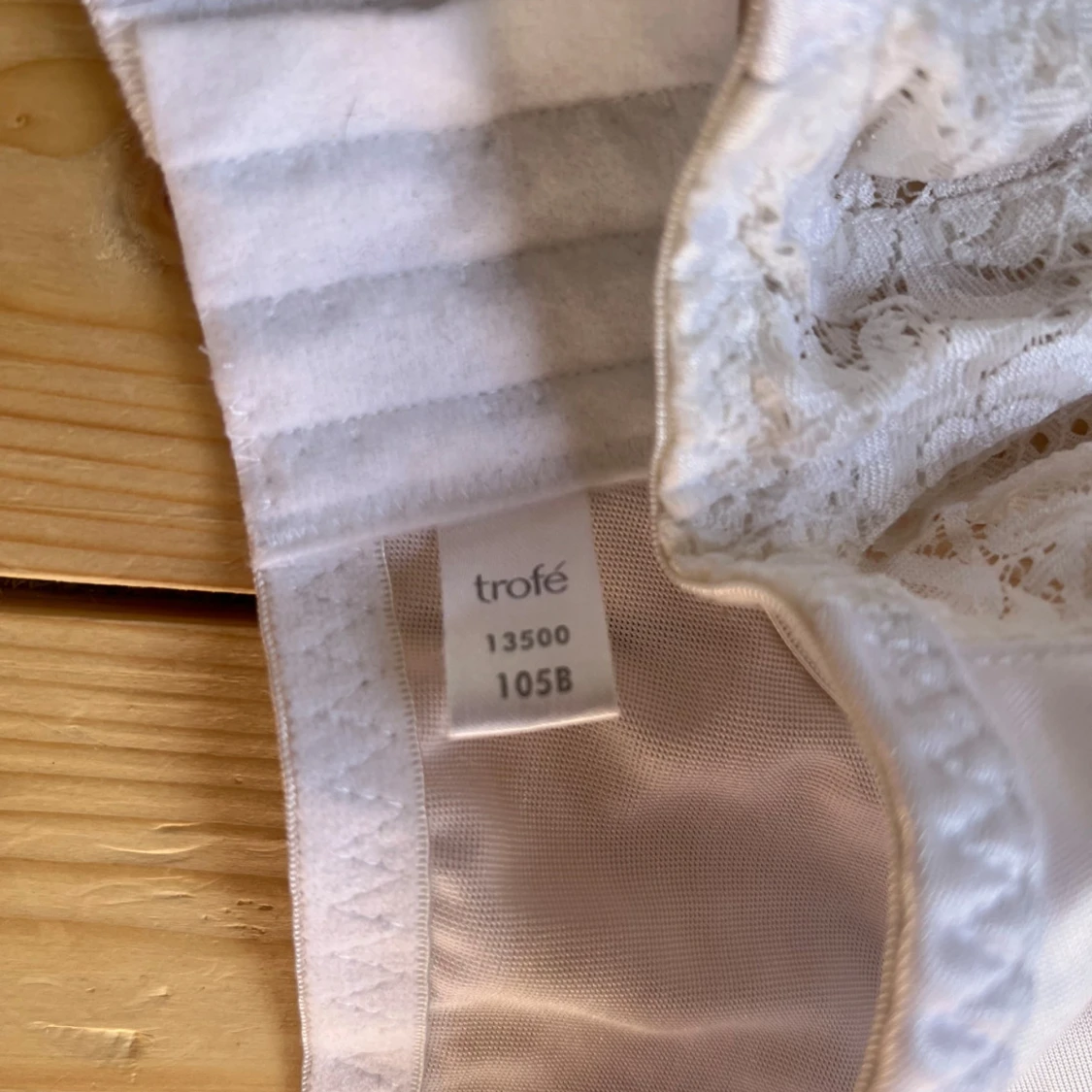 Vit spets-bh från Trofé 105B - 1