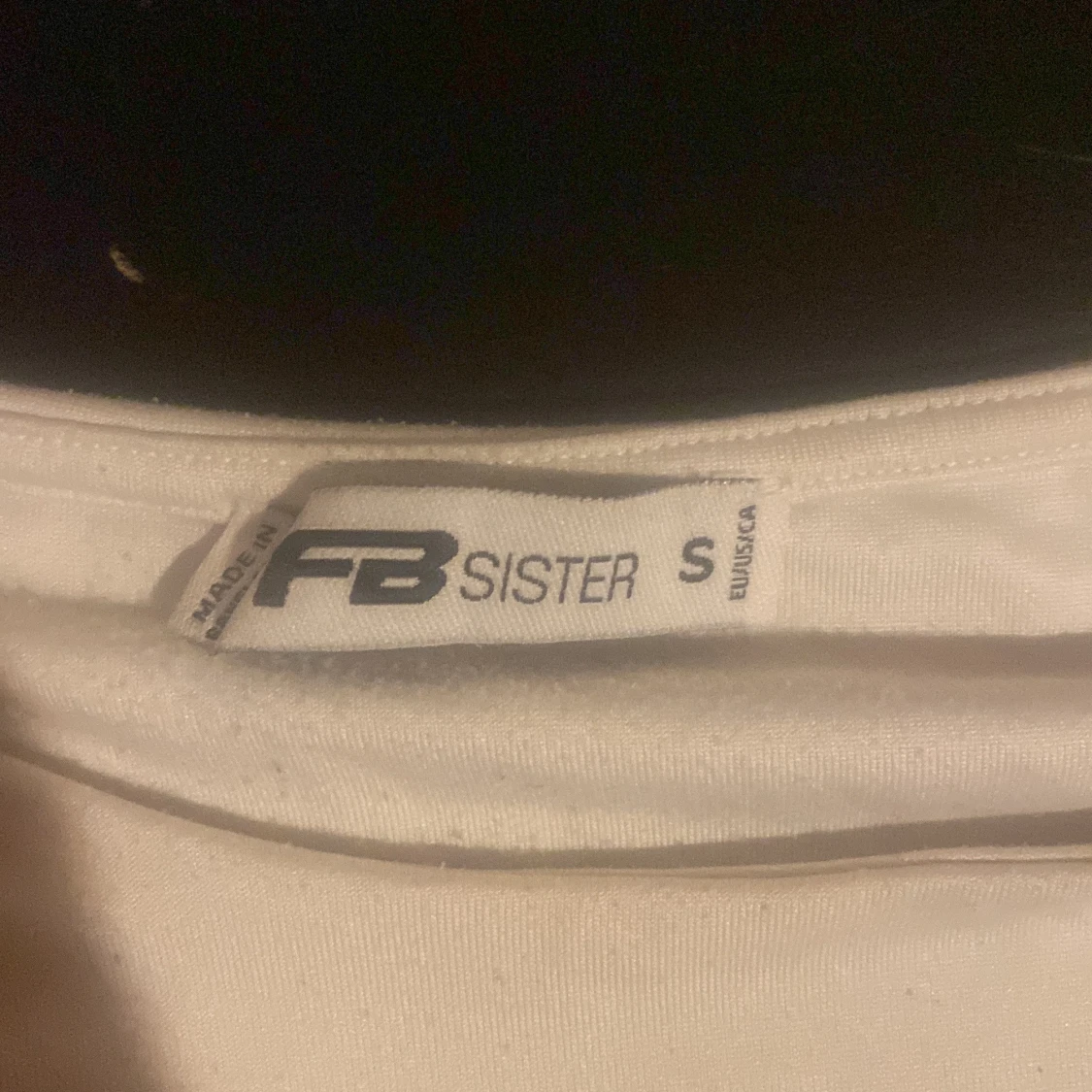 Vit croppad t-shirt från FB Sister - 1