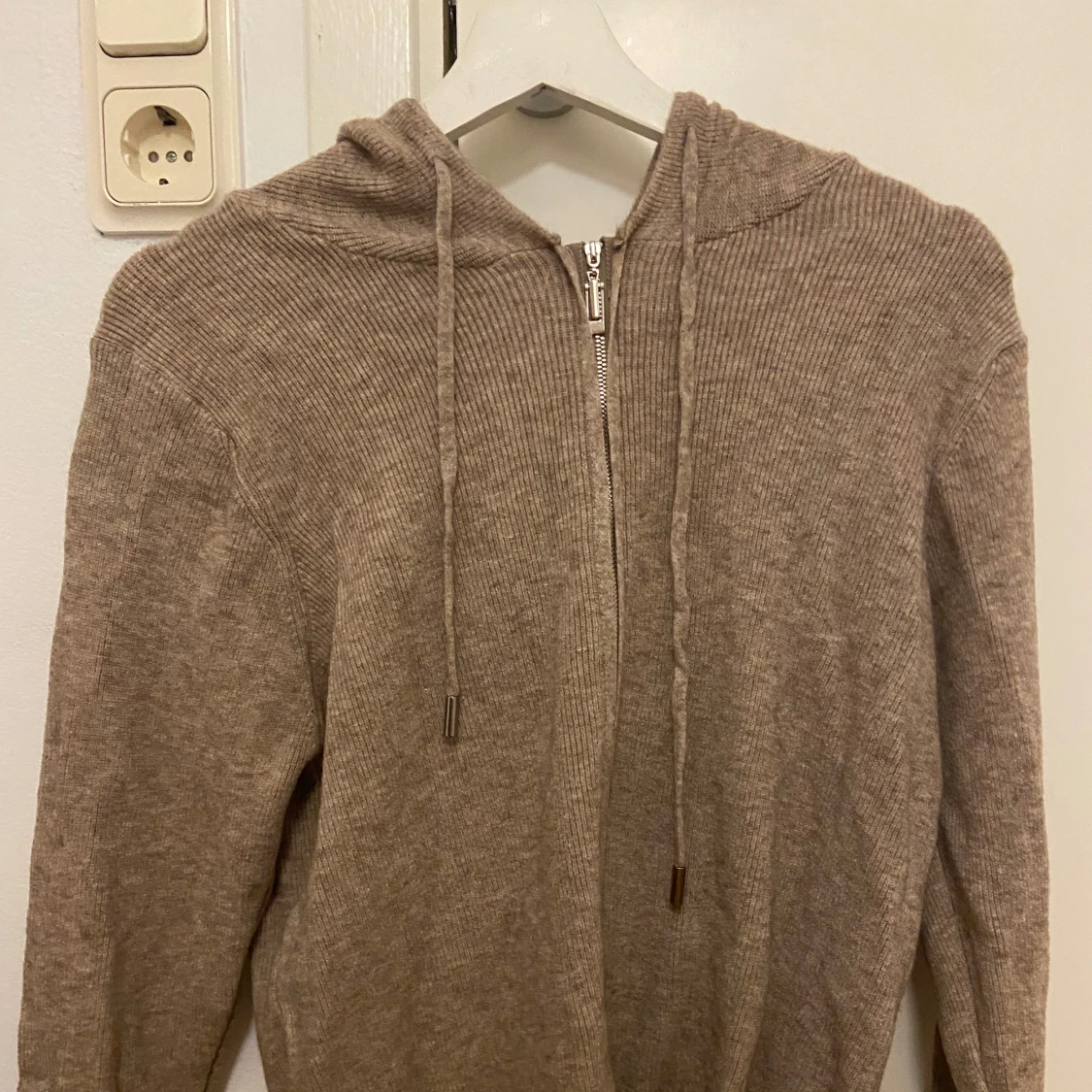 Beige stickad hoodie med dragkedja