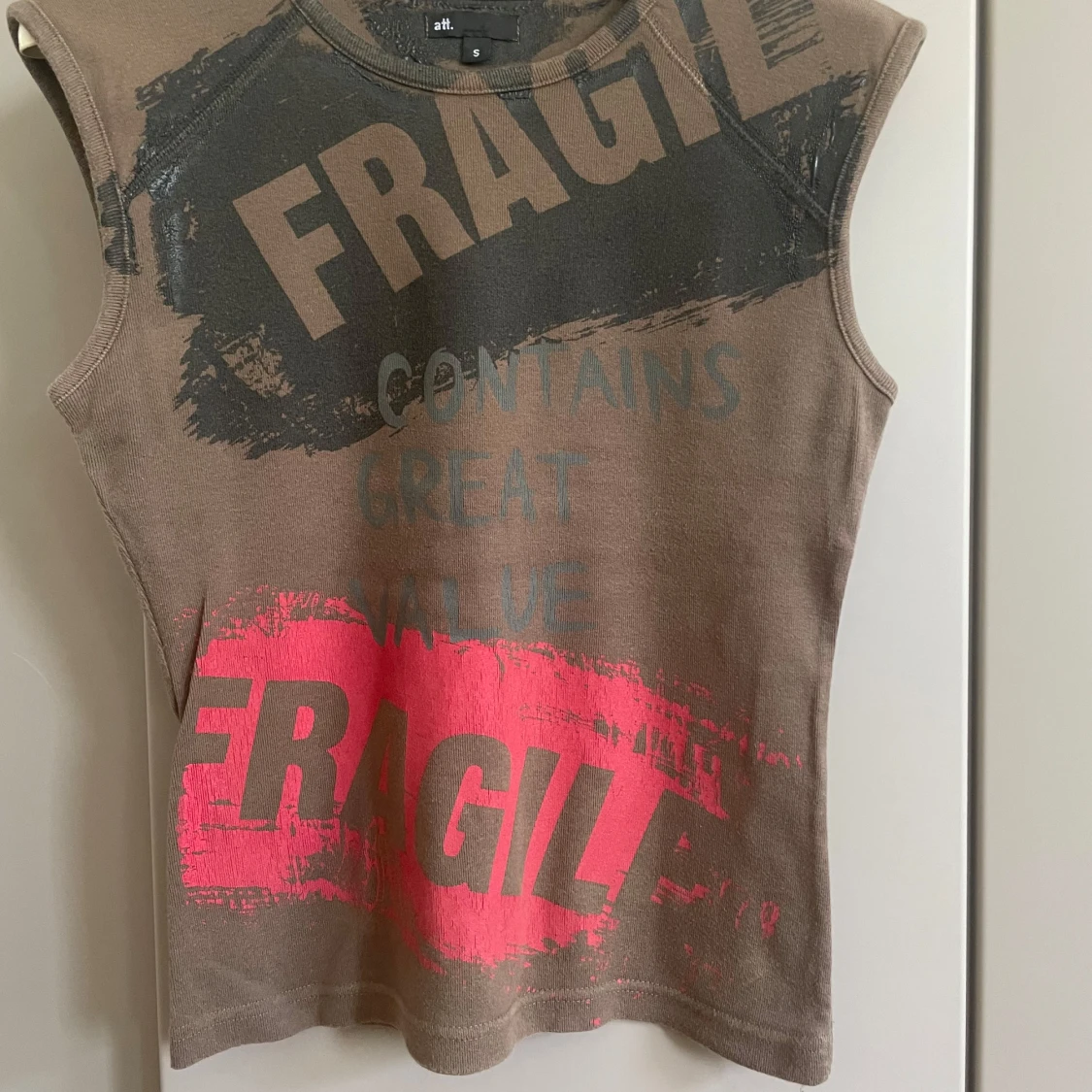 Brun ärmlös topp med tryck