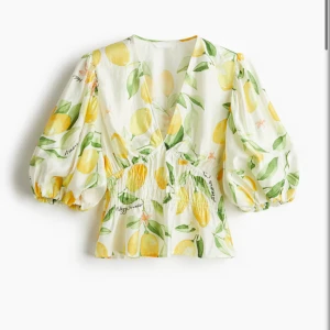 Blommig blus med citronmönster - Säljer v-ringad blus från h&m❣️ blusen är slut och väldigt efterfrågad! Aldrig använd nytt skick. Pris går att diskuteras vid snabbt köp❣️