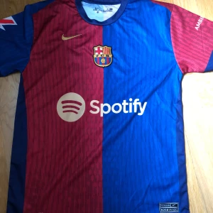 FC Barcelona Lamine Yamal matchtröja Nike - Säljer en officiell FC Barcelona matchtröja från Nike med Lamine Yamal och nummer 19 på ryggen, tunt och luftigt material, pris kan diskuteras, frågor ?