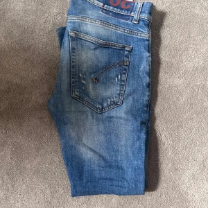 Dondup Jeans - Säljer dessa Dundup jeans i storlek 29 med en slim passform (Ritchie). Jeansen är sparsamt använda och är autentiska.                                                DM vid frågor och funderingar 👍