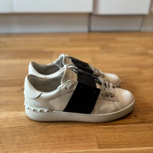 Valentino opens  - Säljer ett par valentino opens i gott skick. Fraktar inom 24 timmar. Storlek 46 men rekommenderar 45 passar bättre. Skriv för mer info videos,bilder osv 