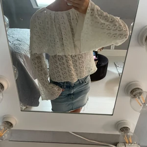 Vit blus med vida ärmar och spets - Superfin vit blus medt vida ärmar och snyggt spetsmönster. 