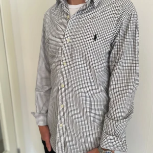 Vit-Blå Rutig Ralph Lauren Skjorta - Slim Fit - Vit-Blå Rutig Ralph Lauren Skjorta 👔              Storlek S✅                                                                 Nyskick 🆕                                                                   Pris går att diskuteras🤝                                          Hör av er vid frågor eller fler bilder! 😊