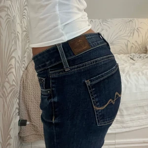 Lågmidjade jeans från Pepe Jeans - Skitsnygga  mörkblå jeans från Pepe Jeans i bootcut och modellen piccadilly. De är i W28 och L32. De är lite små i storleken. Nypris 1200kr. Skriv för fler bilder och frågor mm💕