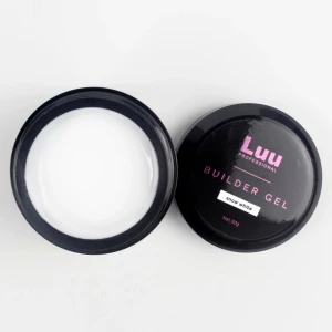 Luu Builder Gel Snow White 30g - Builder Gel från Luu Professional i färgen Snow White. Perfekt för att bygga och forma naglar, kommer i en svart rund burk med 30g gel. Gelen har en mjölkvit nyans och är enkel att applicera för ett fräscht och stilrent resultat.