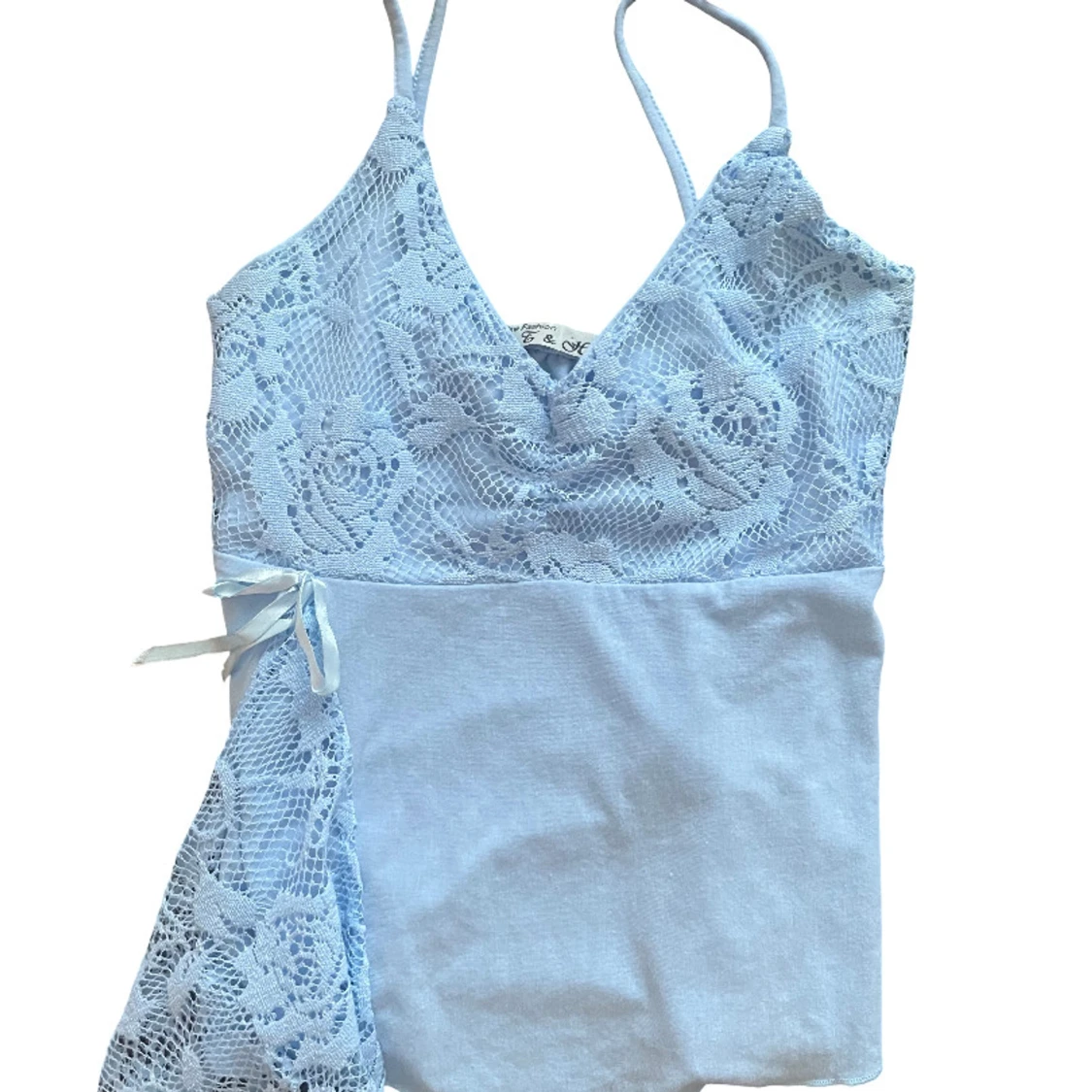 Ljusblå spetslinnetopp med rosett