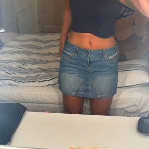 Jeanskjol low waist  - Snygg jeanskjol från only! Säljer då jag har många likande. Bra skick, använd fåtal gånger. Storlek 30. Bara att skriva vid frågor💕