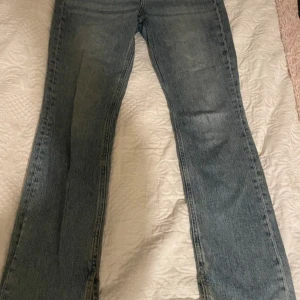Blå bootcut jeans - Blå jeans med bootcut passform. Jeansen har en rak siluett upptill och lätt utsvängda ben. Perfekta för en avslappnad och tidlös look. Säljer då dom är för små, använda ca 1-2 gånger.