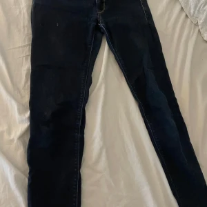 Lågmidjade replay jeans - säljer dessa lågmidjade skinny replay jeansen! Vintage, går inte att köpa på hemsidan längre! Passar storlek 36/38 och är så snygga på, skulle passa perfekt med ett par höga stövlar💕