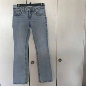 Ljusblå lågmidjade jeans från Gina tricot i storlek 38 -  Lågmidjade snygga ljusblåa jeans som passar till allt i storlek 38 (Gina tricot)