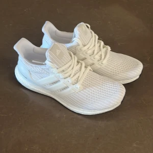  Adidas Ultraboost vita helt nya - Uk 9 alltså 43 1/3 27.1 cm helt nya säljer för de va fel storlek 