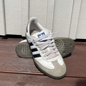 Adidas samba - Säljer dessa fräscha Adidas samba i storlek 43 1/2 hör av er vid frågor eller mer bilder pris kan diskuteras 
