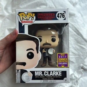 Stranger Things: Mr. Clarke (Funko Pop! #476) - Cool samlarfigur från Stranger Things! Mr. Clarke är perfekt för fans av serien och popkultur. Limited edition från 2017 Summer Convention – ett måste för dig som älskar unika prylar och vill ha något extra på hyllan. Pris kan diskuteras! 