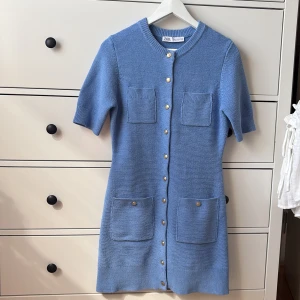 Blå zara klänning  - Slutsåld stilren blå stickad klänning från zara, strl m men passar s💙