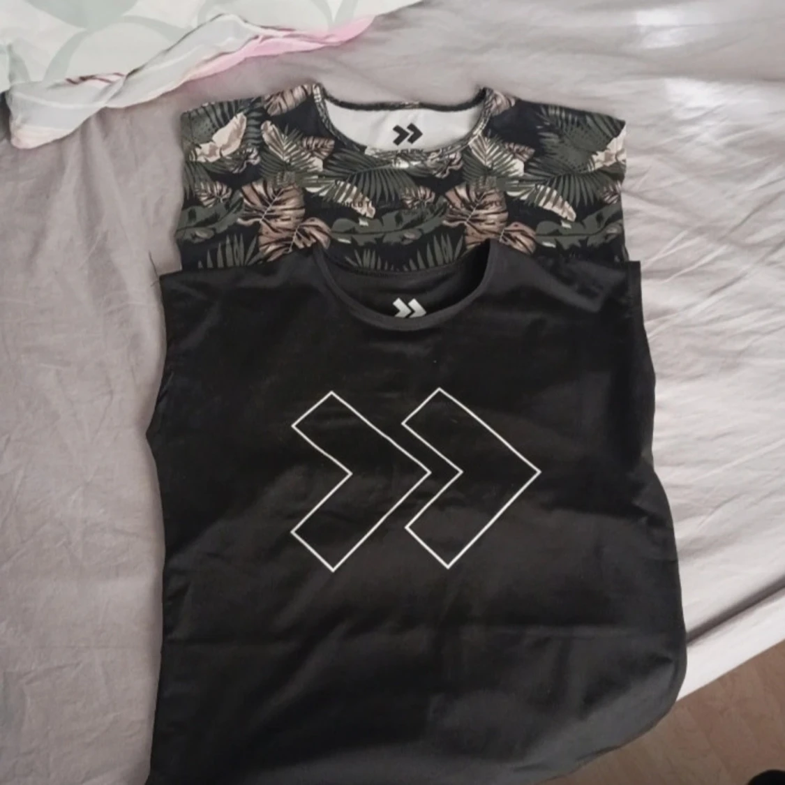 Två t-shirts med tryck och mönster