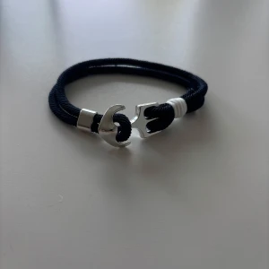 Marinblått armband-marint och stilrent  - Snyggt armband i djup marinblå färg med nautisk vibe. Perfekt detalj till en clean outfit. Passar både tjejer och killar. Justerbar storlek, bekväm att bära och stilren nog för både vardag och fest. Säljs pga rensning – skickas helt nytt i förpackning! 