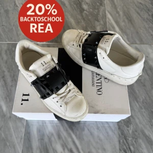 Valentino Rockstud skor  - REA! - Valentino Rockstud - Skick: Jättefint skick - Storlek 35, passar 35,5 - Tillbehör orginal boxen i bild - Nypris: 6000kr - TrendWardrobe
