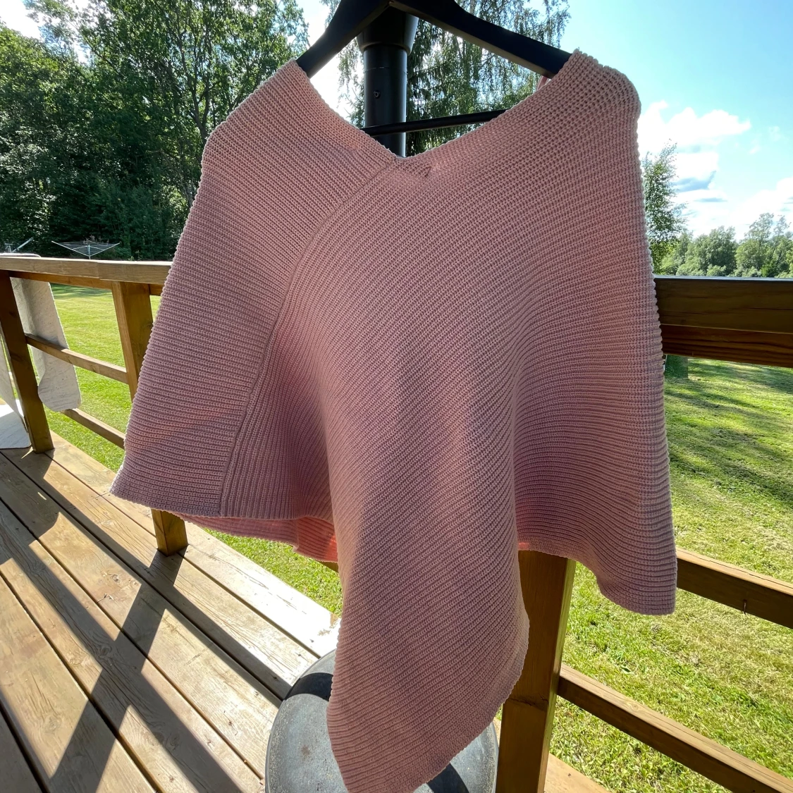 Ljusrosa stickad poncho från KappAhl - 1