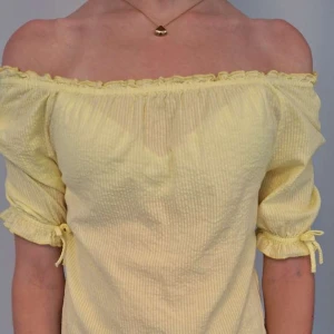 Blus  - Jättefin gul blus från H&M som också går att ha off shoulder. Storlek 158/164 men passar xxs/xs
