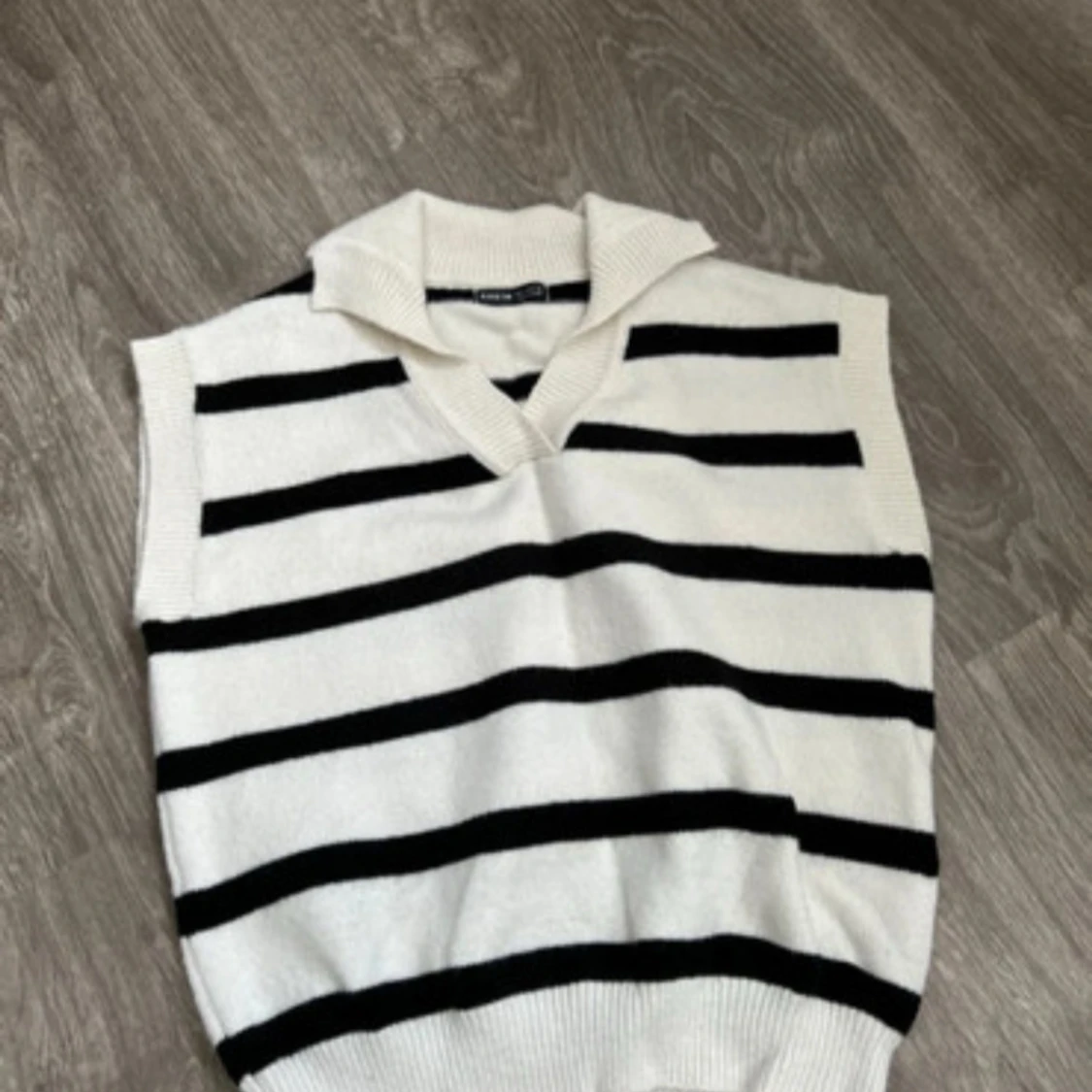 Randig stickad väst med krage