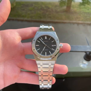 Seiko Royal Oak - Det handlar alltså om en Seiko Royal Oak Mod automatisk klocka med safirglas och ett högkvalitativt armband i rostfritt stål. Den svarta texturerade urtavlan med datumvisning ger både stil och funktionalitet. Utseendemässigt påminner klockan mycket om Audemars Piguet Royal Oak-modellen. Klockans storlek kan justeras efter behov, och extra länkar medföljer.  Klockan är i nyskick och har använts i endast 2 veckor. Priset är inte hugget i sten – tveka inte att höra av dig! BYTEN KAN OCKSÅ FÖRESLÅS!