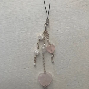 Mobilsmycke/bagcharm - Mobilsmycke som funkar även som en väskaccessoar. Helt oanvänd som jag har gjort själv med äkta rosenkvarts💕