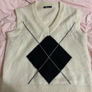 Stickad väsk/tjock väst - Köpte den för längesen , priset kan diskuteras. Säljer den eftersom den inte passar min still . #höststil