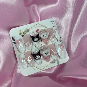 RilaKuromi(XS);Medium Almond - Supergulliga gelé press-on naglar i rosa och vitt med 3D dekorationer som Rilakkuma björnar, Kuromi och rosetter. Naglarna är mandelformade och dekorerade med små stenar och rosetter för extra bling. Perfekt för dig som älskar kawaii och unika naglar! I storlek XS: 14 mm, 11 mm, 11,5 mm, 10 mm, 8 mm 