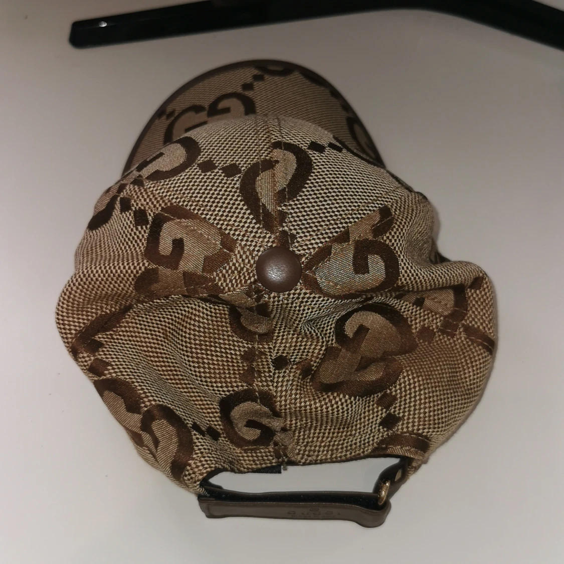 En skön keps med G mönster  - 1