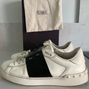 Valentino Garavani Open - Säljer dessa tvär feta opens i färgen svart 🤩. dustbag följer med vid köp🤩Skorna är i storlek 41 ❗️skicket på skorna är 8/10 🤩tveka inte på att höra av er om ni har frågor eller vill ha mer bilder😊