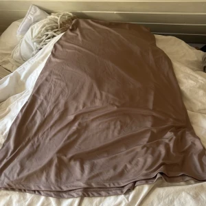 Beige/champanj färgad  långkjol från 157 - Enkel och stilren beige/champanj färgad långkjol från 157. Kjolen har en rak och flowy passform i mjukt material, perfekt för en chill och avslappnad look. Passar dig som gillar minimalistisk stil och neutrala färger.(säljer oxå på vinted) 