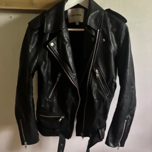 Skinnjacka Carin Wester  - Säljer min skinnjacka från Carin Wester då den tyvärr inte passar. Fint skick inga skador vad jag kan se. Lite större modell så lite (oversized). Storlek 34 