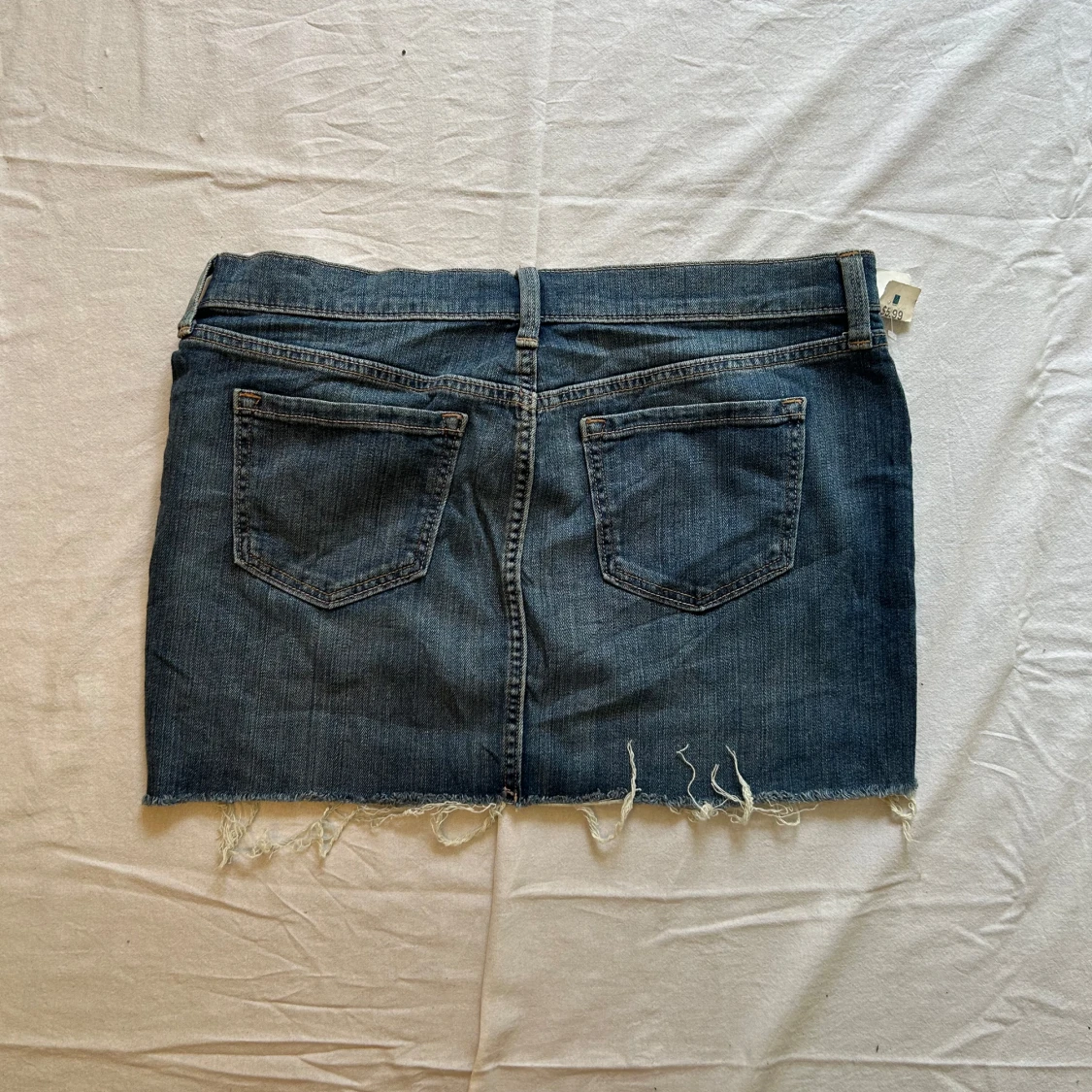 Mörkblå jeanskjol med fransig kant - 1