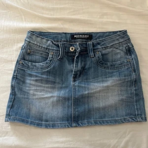 Blå jeanskjol från MONDAY - Super snygg blå lågmidjad jeans kjol i storlek 36/S! 💕 Midjemått tvärs över: 37cm