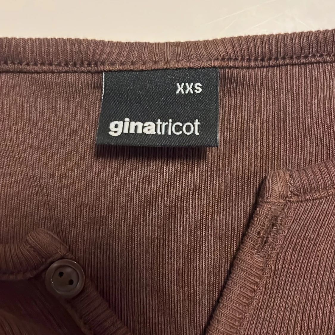 Brun ribbad topp från Gina Tricot - 2