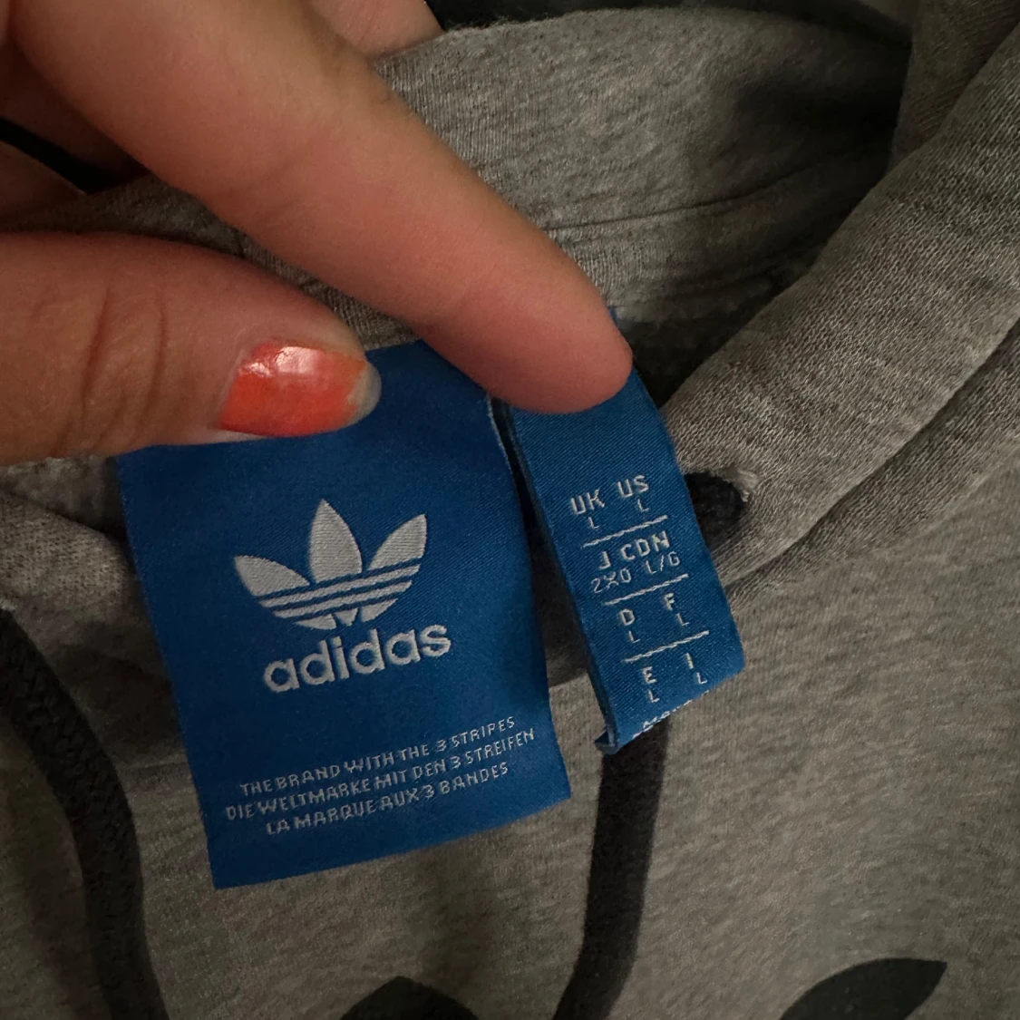 Grå Adidas hoodie med svart logga - 1