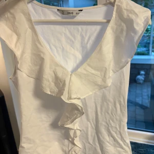 Topp med volanger - Topp spm aldrig använts feån mango med volanger i S