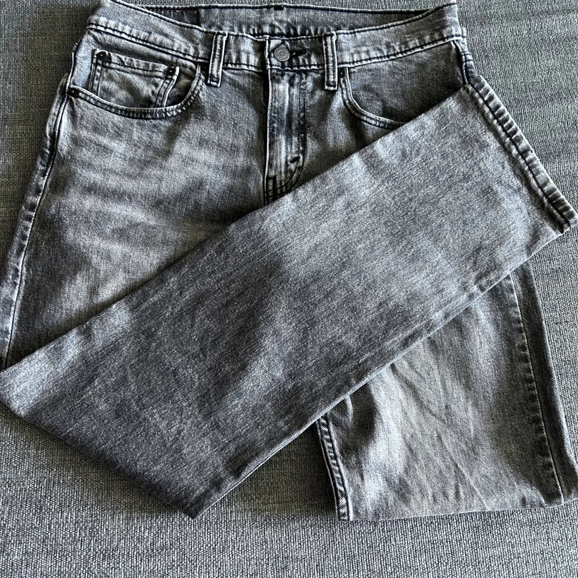 Gråa raka jeans från Levi’s