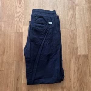 Linnebyxor - Ett par svarta linnebyxor från Jack & Jones med en avslappnad passform. Byxorna är i storlek XS men de passar S också. De är inköpta för ca 500 kronor och är i prima skick. Hör av er om ni är intresserade.