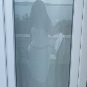 Vit corset topp - Säljer en vit corsetttop som används vit ett tillfälle utomlands!