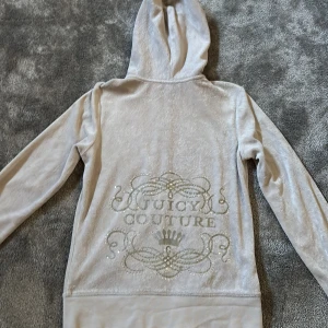 Vintage Juicy Couture zip - Vintage beige velour hoodie från Juicy Couture. Juicy Couture-tryck med strassdetaljer på ryggen. I fint skick💞