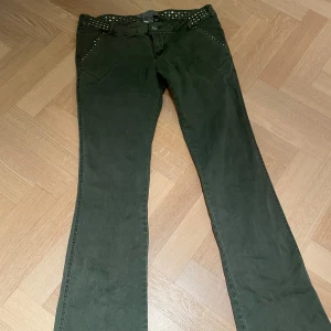 Detaljrika jeans  - Jätte snygga UNIKA gröna jeans😍 De är lågmidjade och är bootcut! Midje måttet är 36 och jag på bilden är 168