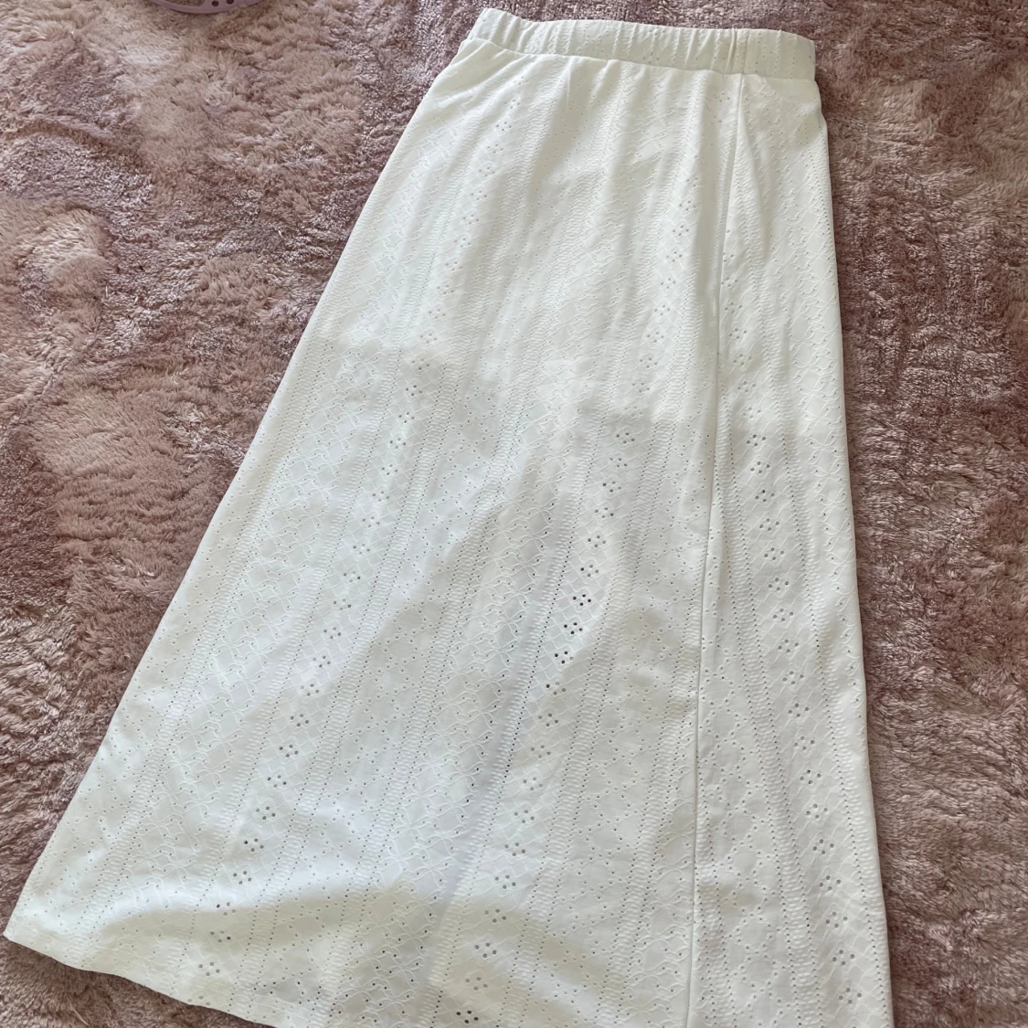 Vit långkjol med broderade detaljer - 2